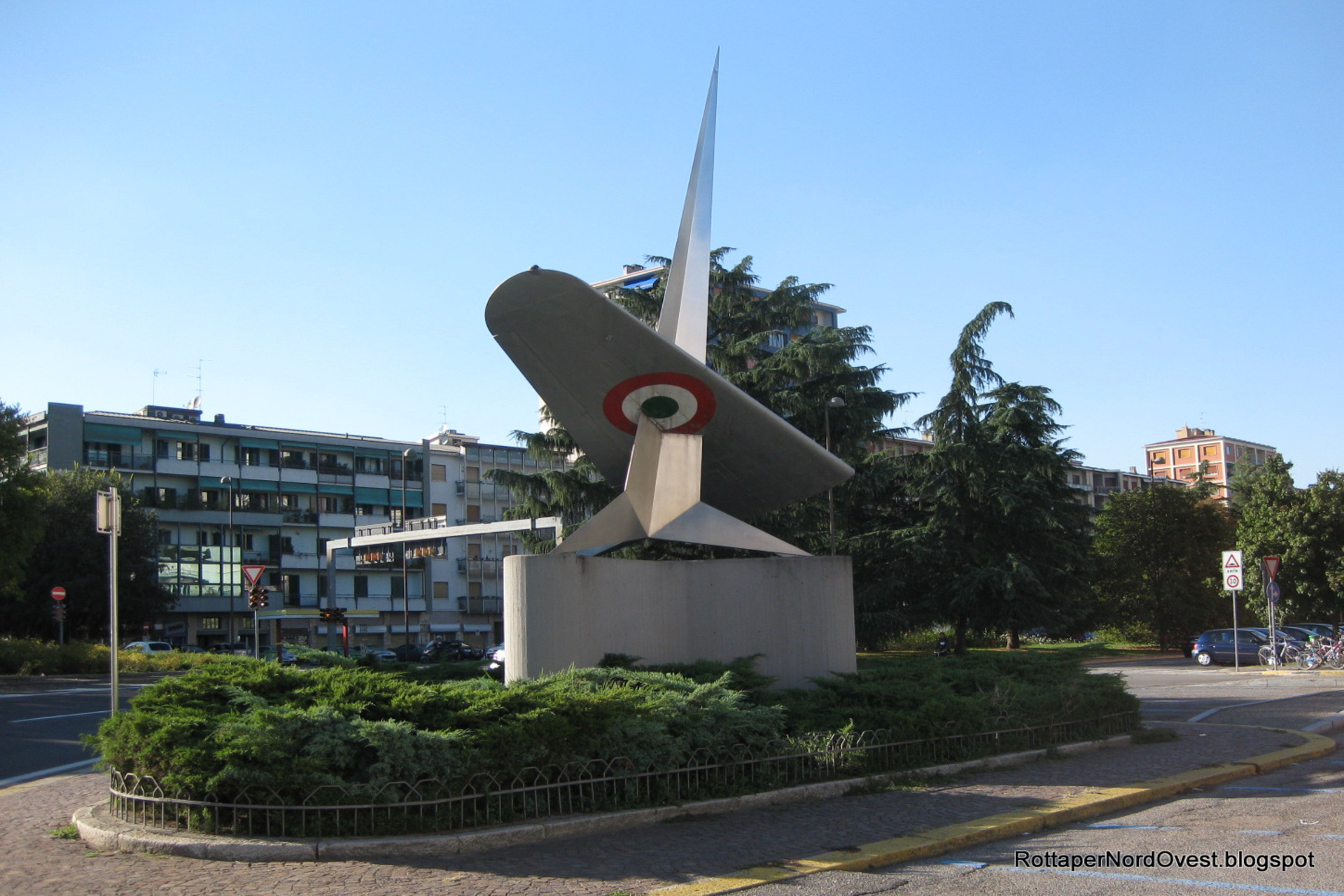 23-Pavia_monumento_ai_caduti_dellaeronautica.jpg