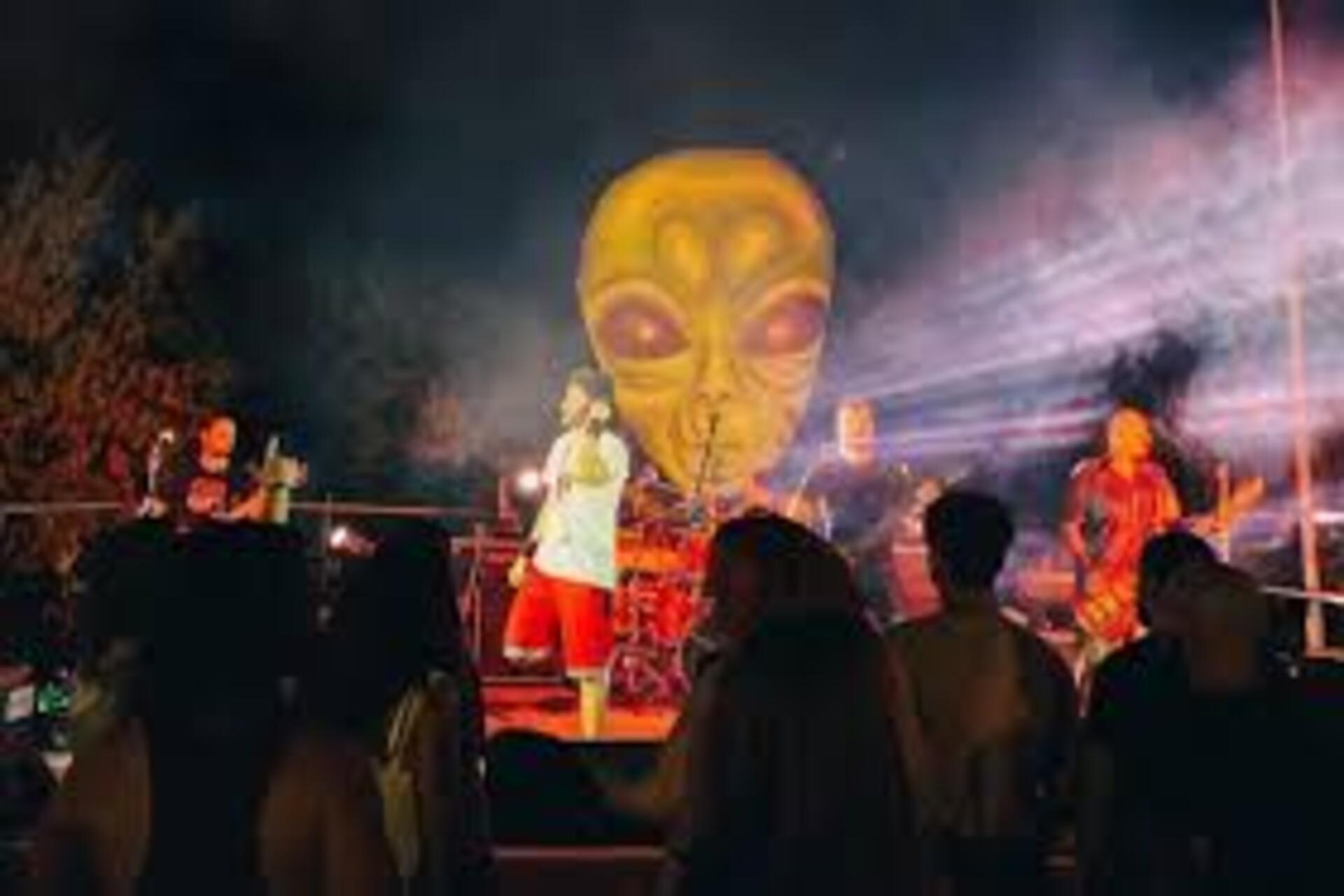Attentato al Concerto a Bereguardo: Il Chitarrista dei Burial of Babylon Ferito da Colpi di Carabina
