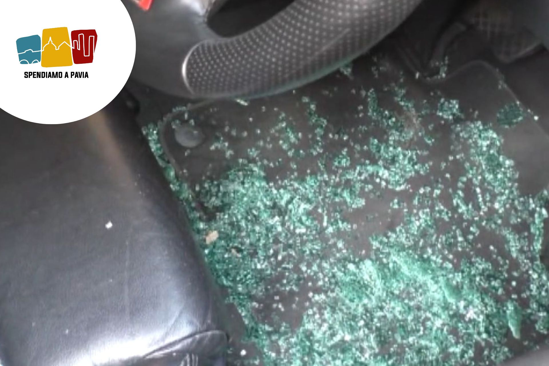 Auto devastate nella notte a Pavia: vetri rotti e paura tra i residenti