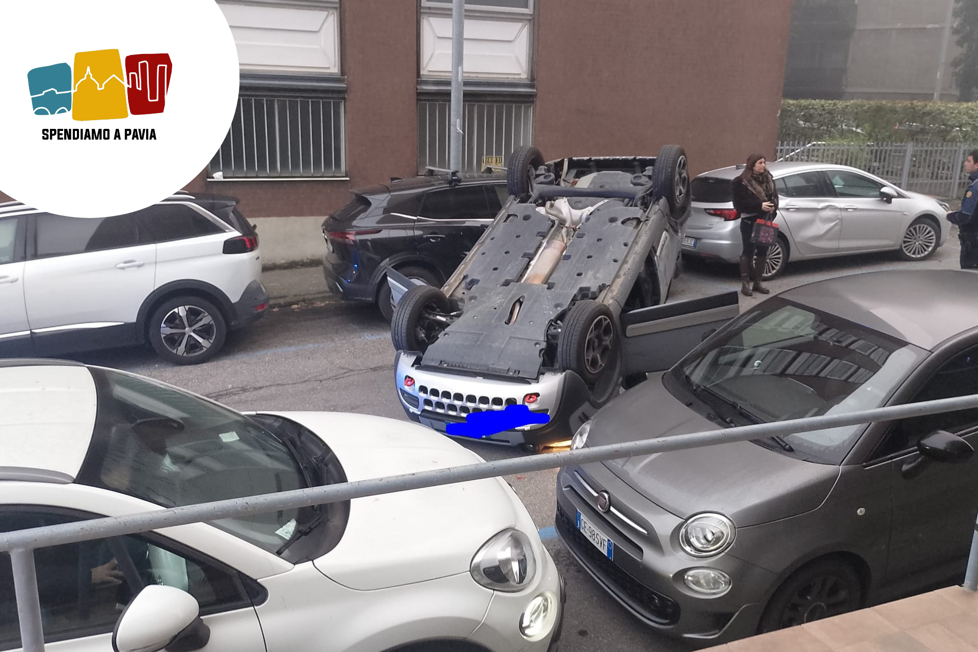 Auto si ribalta in via Vittadini a Pavia: mattinata di apprensione nel quartiere