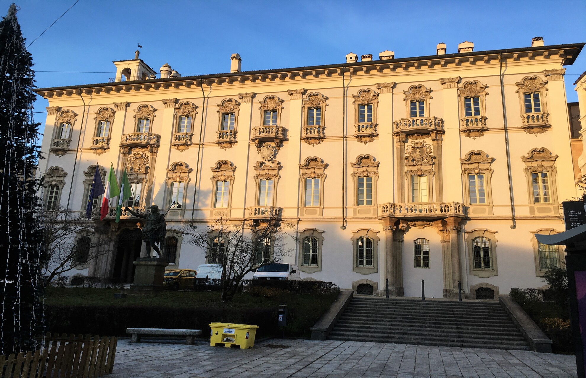 Pavia si prepara a festeggiare il Capodanno con un dj set in piazza del Municipio: musica retrò e tanti eventi in programma