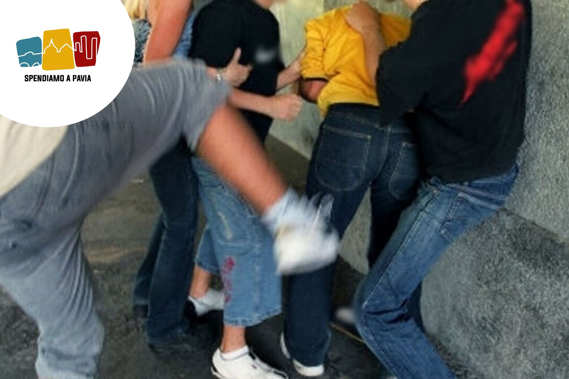 Rissa vicino alla stazione di Pavia: tensione tra gruppi, interviene la polizia