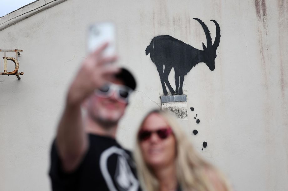 Nuovo murale di Banksy a Londra: la capra su Kew Bridge